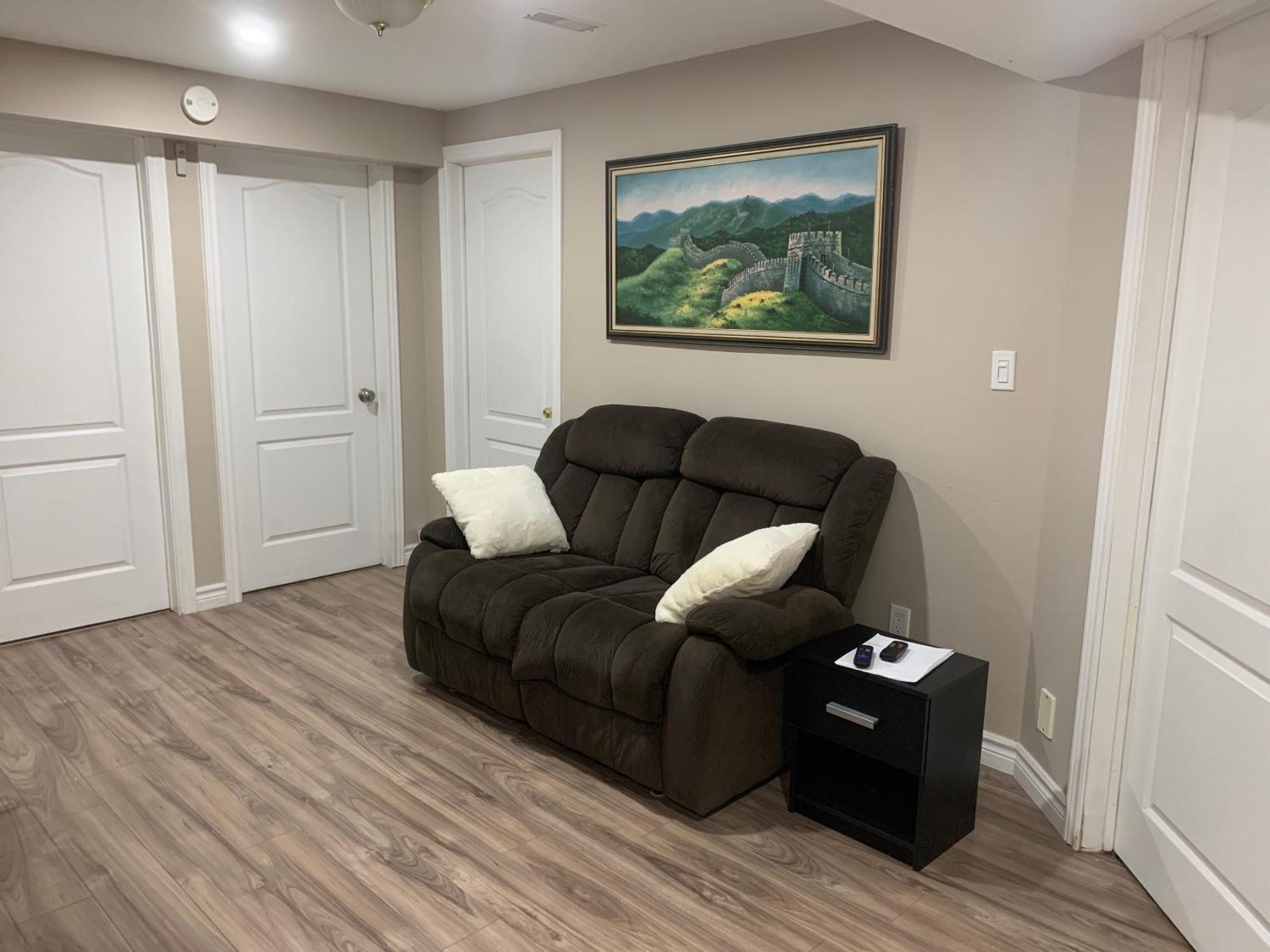 1 Room In A Cozy And Beautiful Basement Гуэлф Экстерьер фото